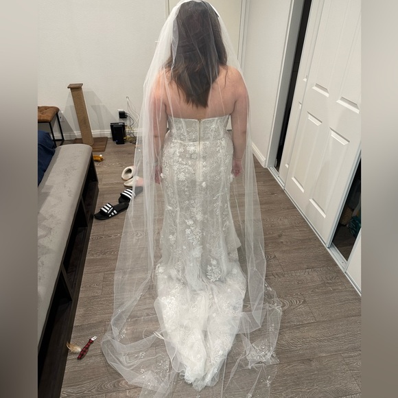 NWT David’s Bridal Scalloped Sparkle Cathedral Veil In Ivory - Picture 7 of 10